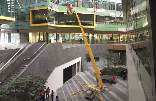 Raupen-Arbeitsbühnen mit Stützen