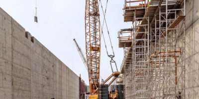 Gittermast Raupenkrane bei der Montage von Betonfertigteilen