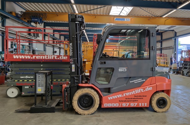 5 Tonnen Elektro Stapler Toyota mit geschlossener Kabine