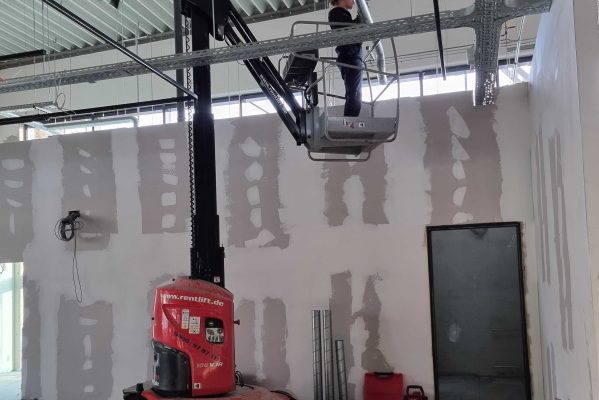 10 Meter Teleskopmast beim Einbau Lüftungsrohren