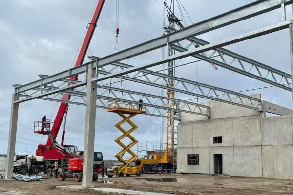 Autokran für Stahlhallenbau mieten