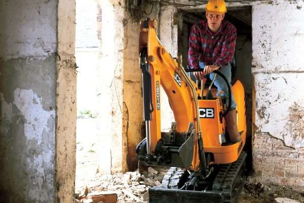 Mikrobagger JCB 8010 für Abrißarbeiten im Innenbereich.