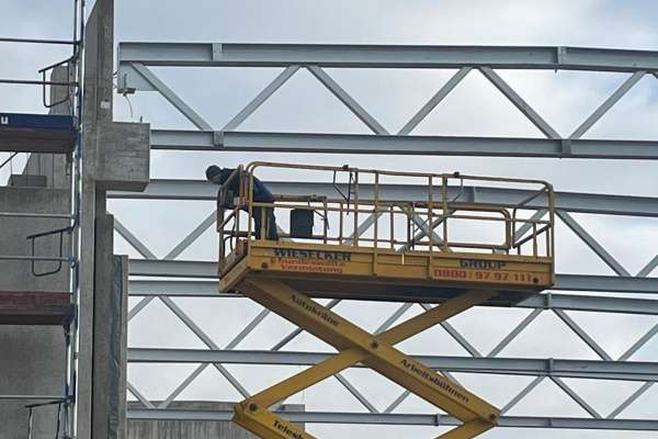 Haulotte H15SX für Errichtung Stahlhalle mieten