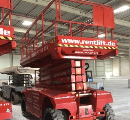 17,80 Meter Elektro Scherenbühne mit grobstolligen Reifen und Allrad Antrieb