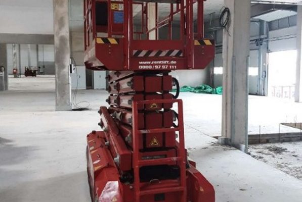 PB S151-12E Scherenarbeitsbühne mit 15 Meter Arbeitshöhe, bei nur 1,20 Meter Breite.