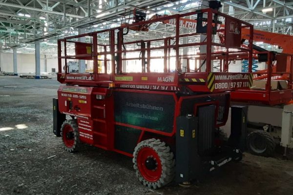 15 Meter Scherenarbeitsbühne Magni ES1523RT mit Allrad-Antrieb, ...