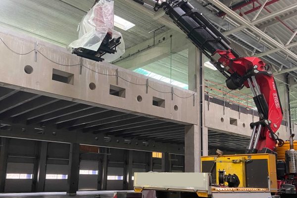 Ladekran für Maschinen Verladung innerhalb einer Halle